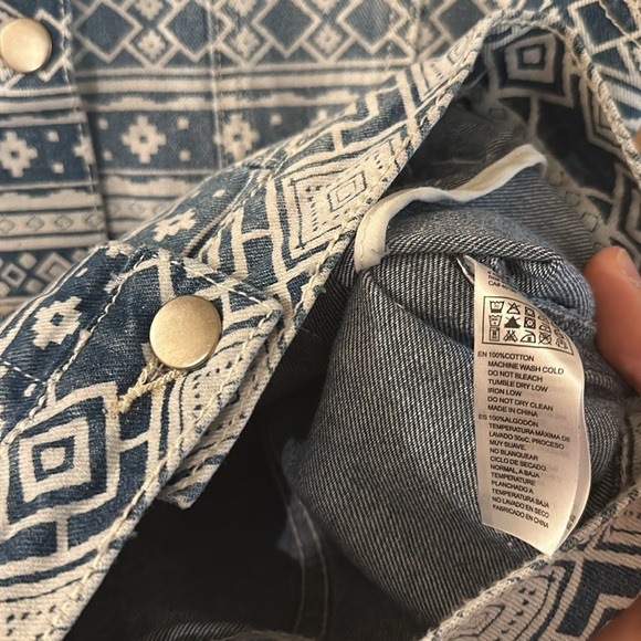 Forever 21 Women’s Studded Aztec Button Down Denim Vest New Blue Size Medium - Picture 6 of 9